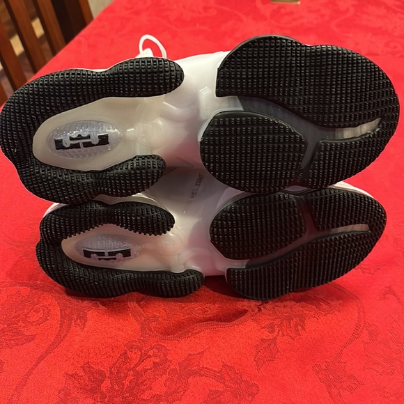 LeBron 19 XIX basketball Sketch university white red is brand new never worn - Picture 6 of 7